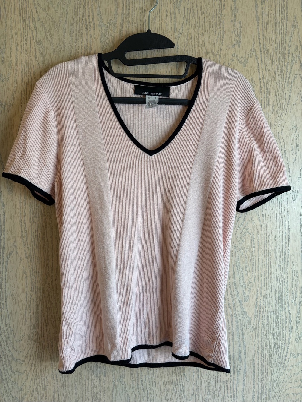 Jones New York Pale Pink V-Neck Short Sleeve Top with Black Trim